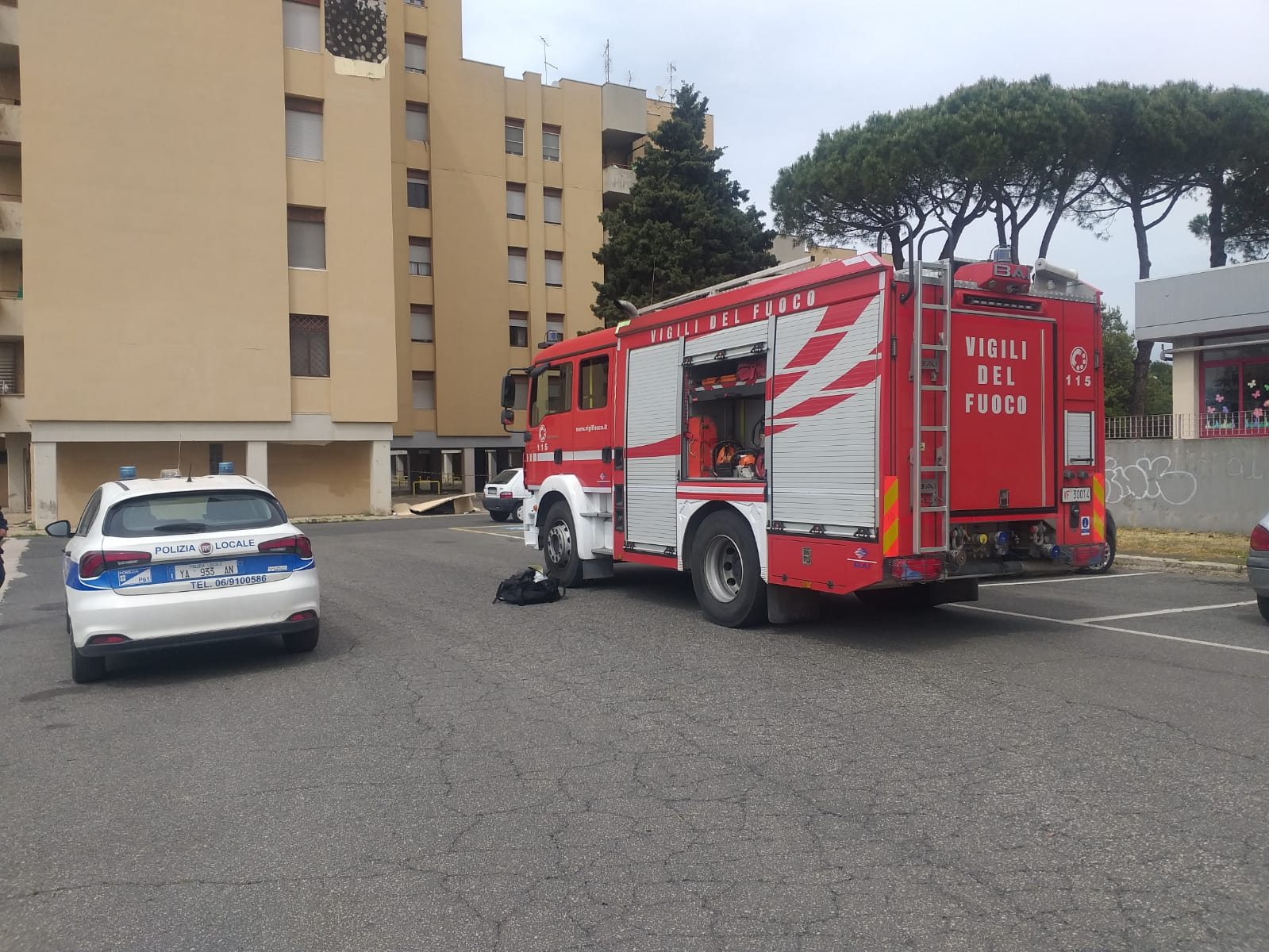 Vigili del fuoco e polizia locale a Pomezia per il crollo lastre a colle fiorito