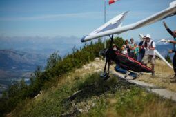 si lancia con il parapendio e si schianta