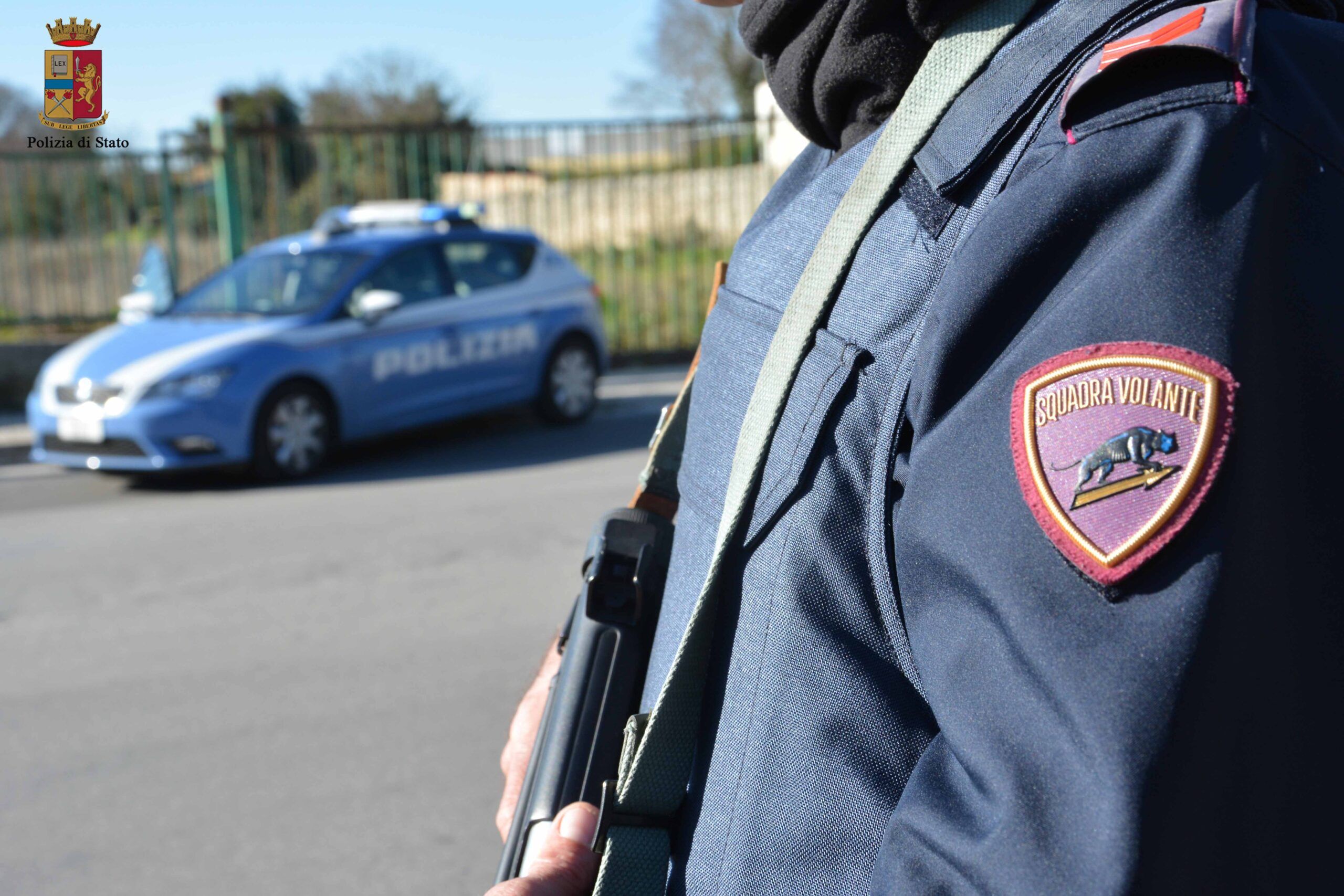 Polizia intervenuta per arrestare l'uomo che ha commesso le due rapine ieri a roma