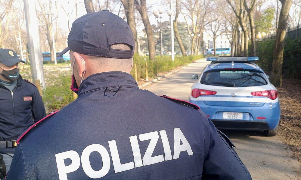 Aggredisce e scippa una donna nel parco: inseguito da un poliziotto intento ad allenarsi Aggredisce e scippa una donna nel parco: inseguito da un poliziotto intento ad allenarsi