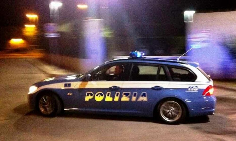 Roma, ruba da un’auto in sosta ma la Polizia passa proprio in quel momento: ladro inseguito e bloccato Roma, ruba da un’auto in sosta ma la Polizia passa proprio in quel momento: ladro inseguito e bloccato