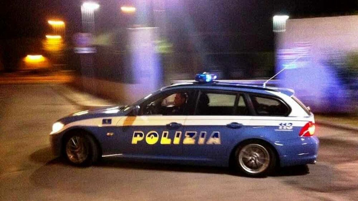 Volante Polizia intervenuta per il furto d'auto in Via Ludovisi