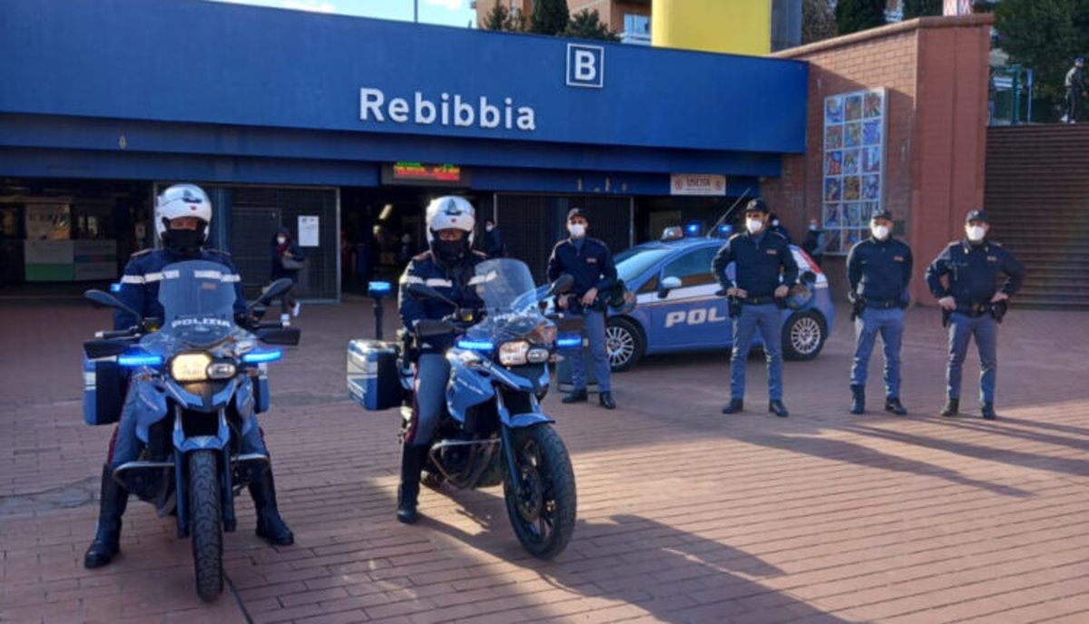 La polizia presidia la stazione metro Rebibbia