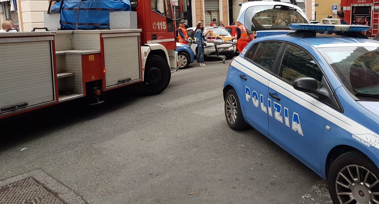 Roma, incendio in un appartamento a causa di una lite con il figlio. Sul posto Polizia e Vigili del Fuoco