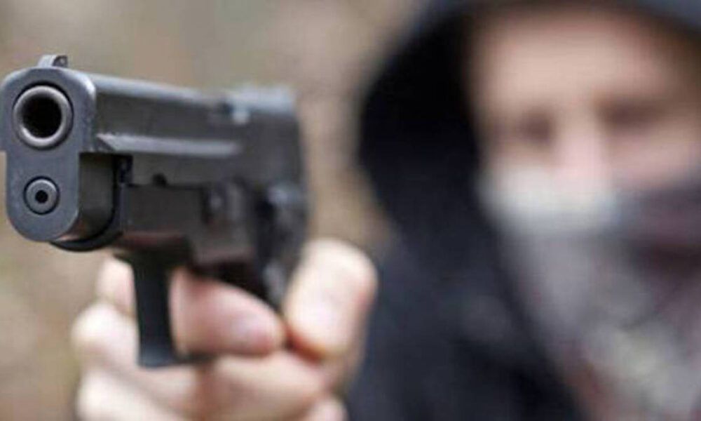 Roma, «Dacci i soldi o ti ammazziamo!»: prima lo picchiano, poi gli sparano e lo rapinano Roma, «Dacci i soldi o ti ammazziamo!»: prima lo picchiano, poi gli sparano e lo rapinano