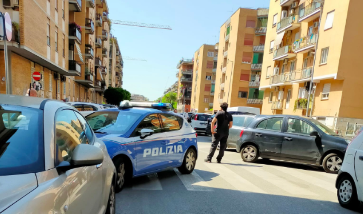 Auto della Polizia in via della Magliana per i controlli nel quartiere