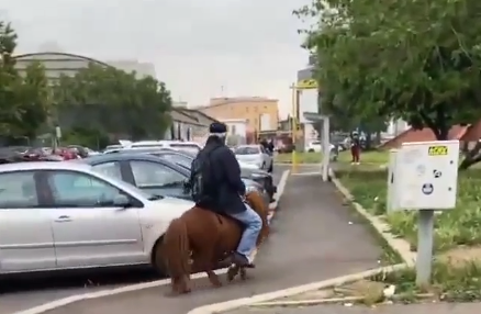 L'uomo che va in giro sul Pony a Roma