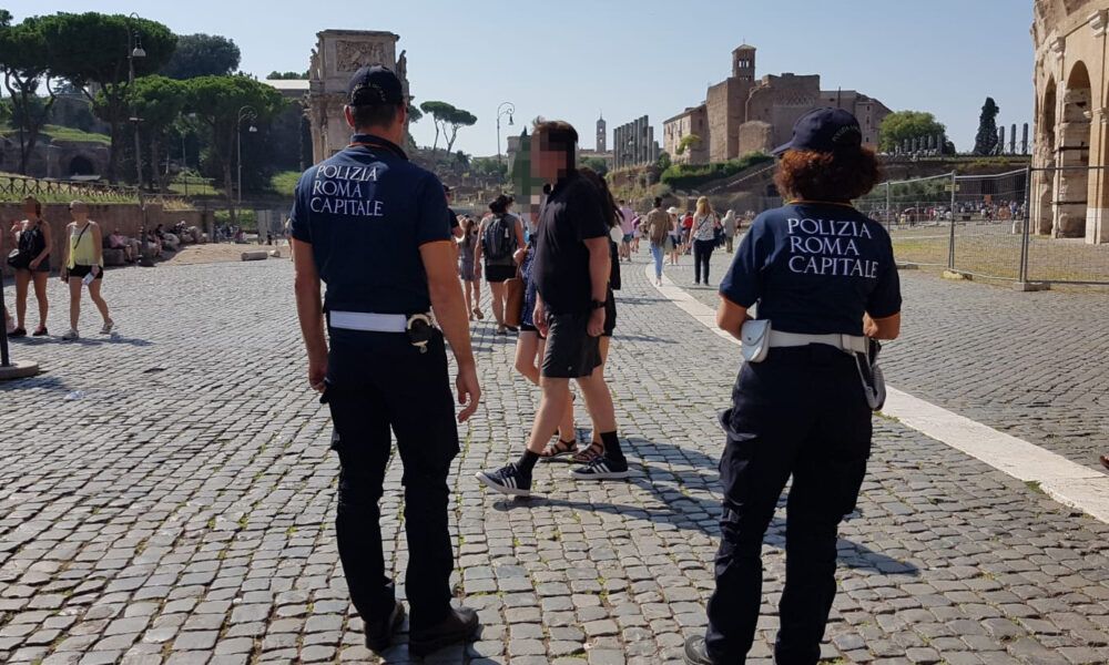 Agenti polizia locale via fori imperiali per tentato suicidio 24enne americana