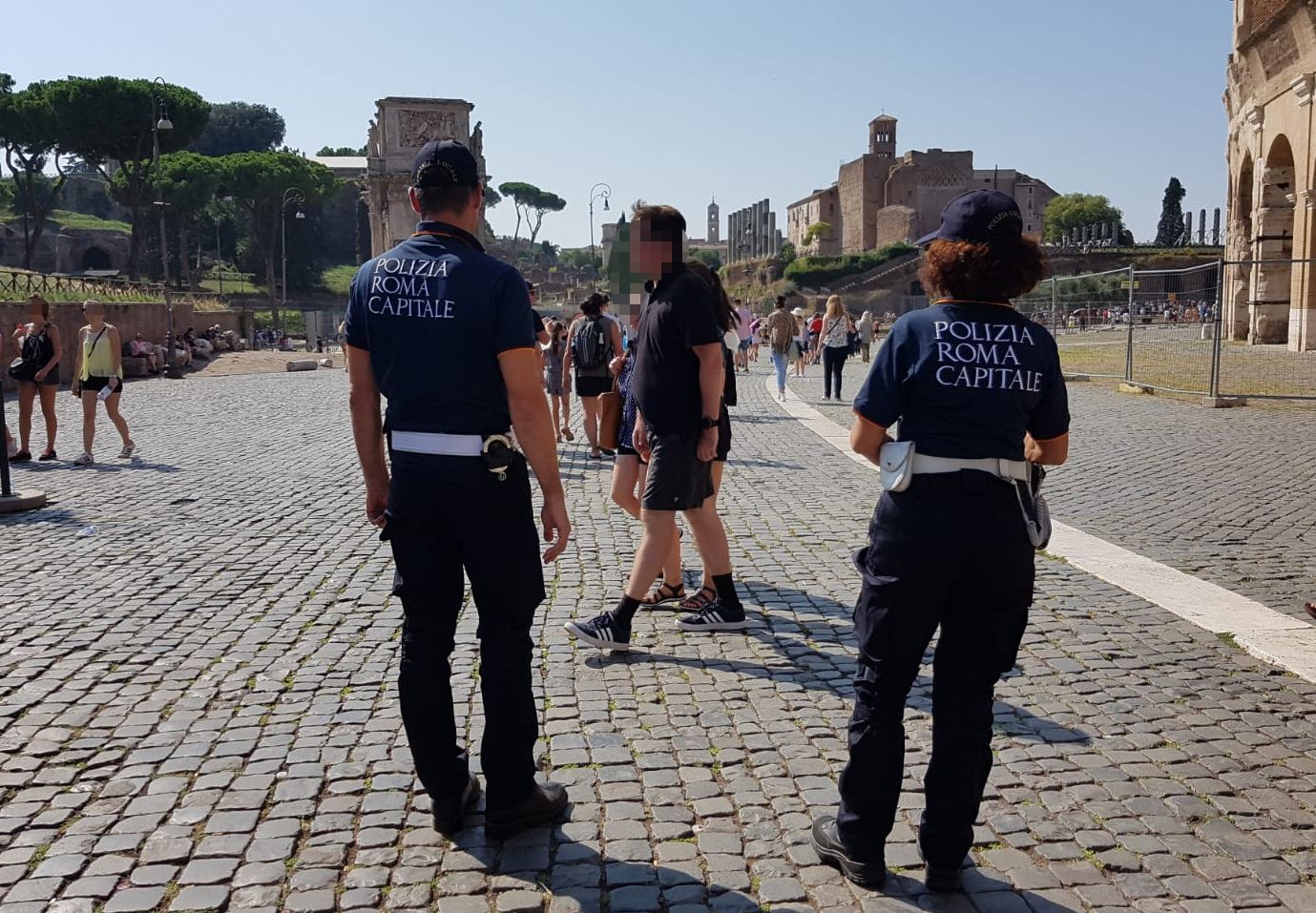 Agenti polizia locale via fori imperiali per tentato suicidio 24enne americana