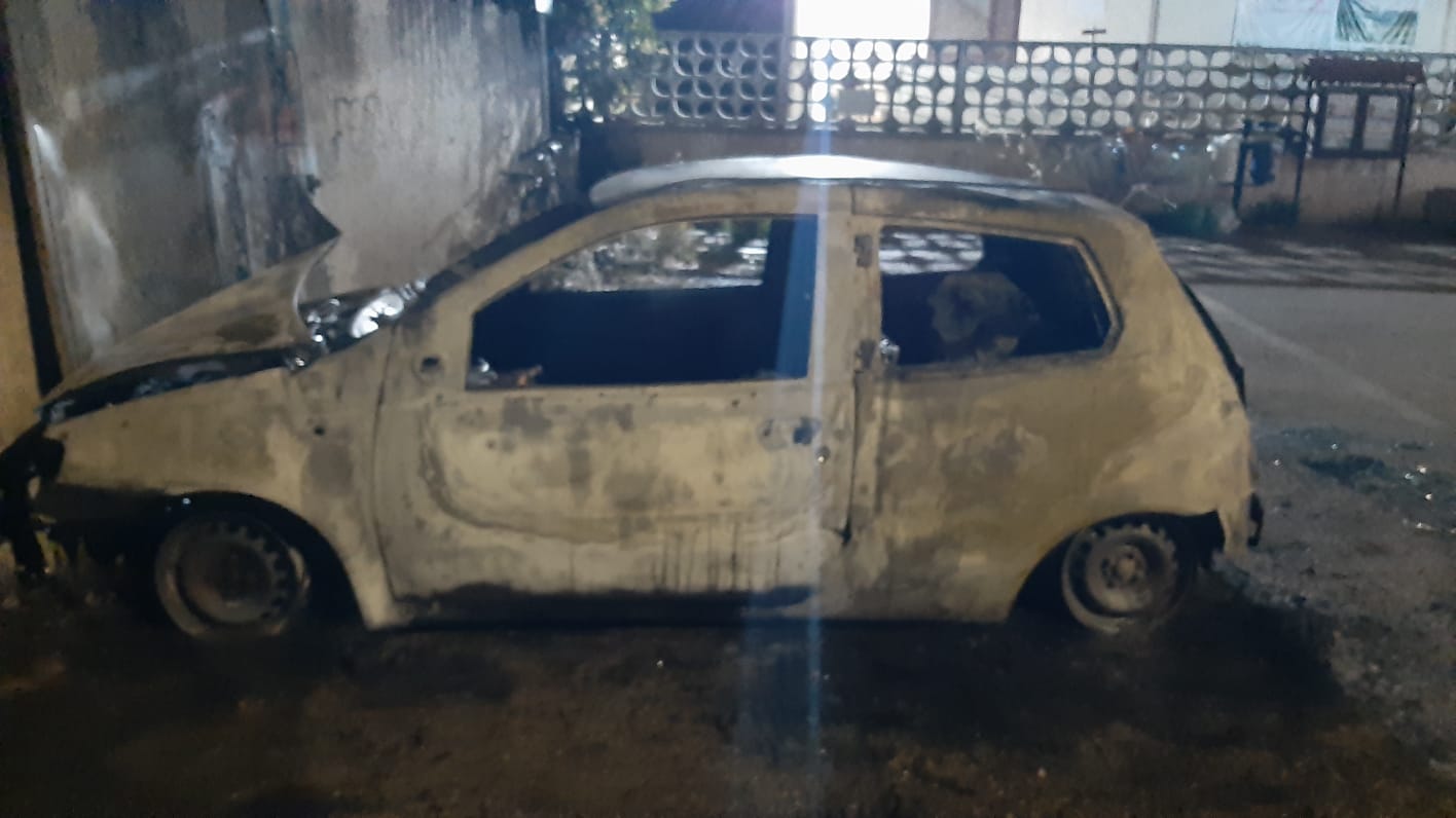 Auto incendiata ad Ardea