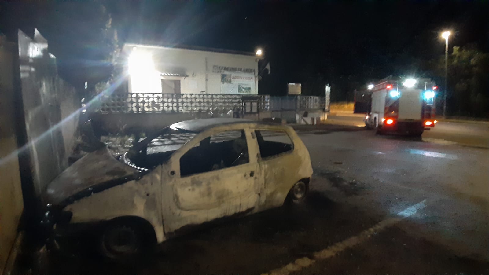 Auto incendiata ad Ardea