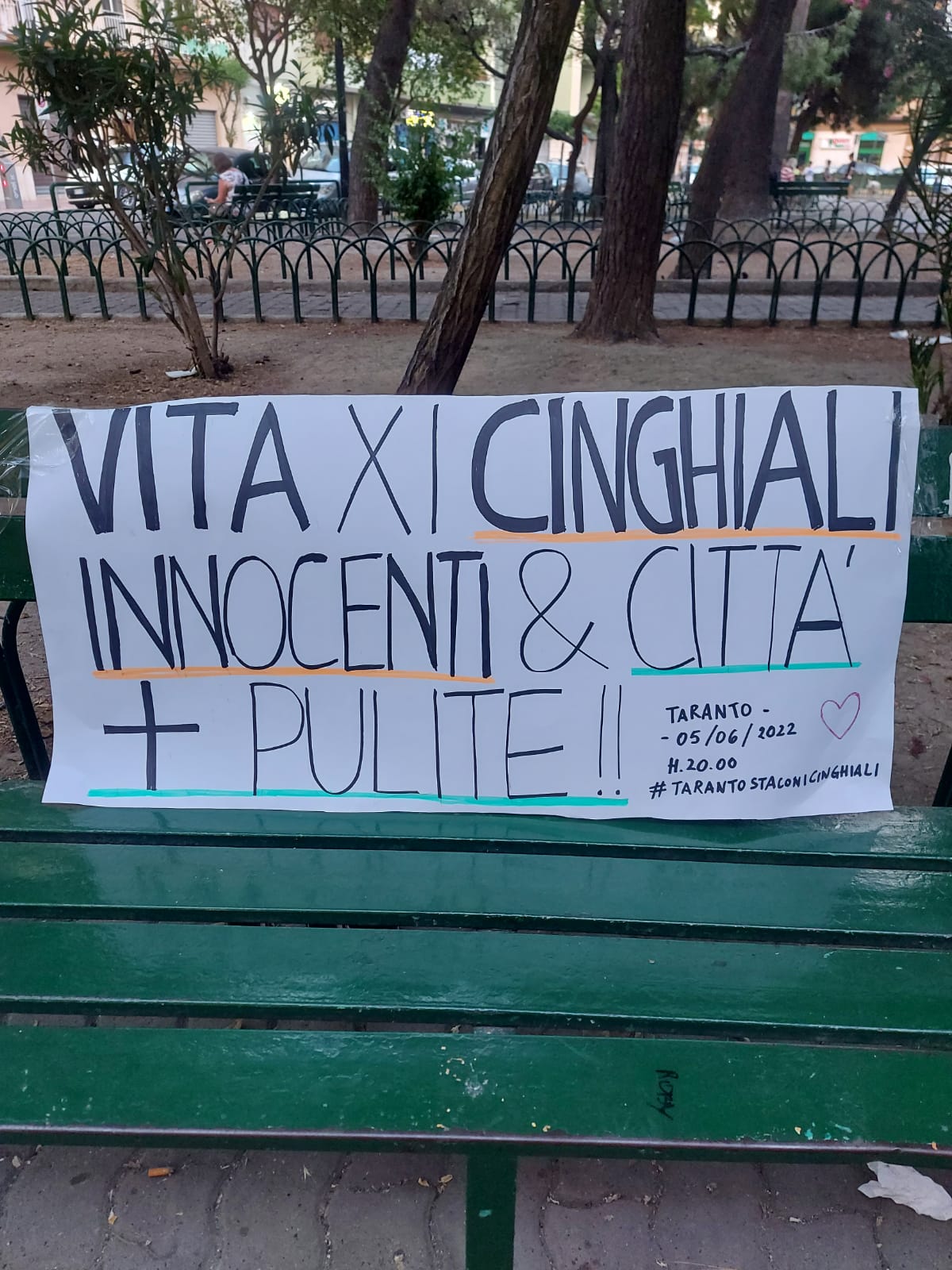 Cinghiali, striscione di protesta contro la mattanza