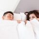 Pensava ci fossero i ladri invece scopre la moglie a letto con l'amante
