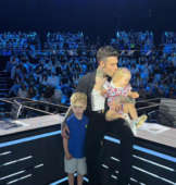 Fedez insieme a Leone e Vittoria