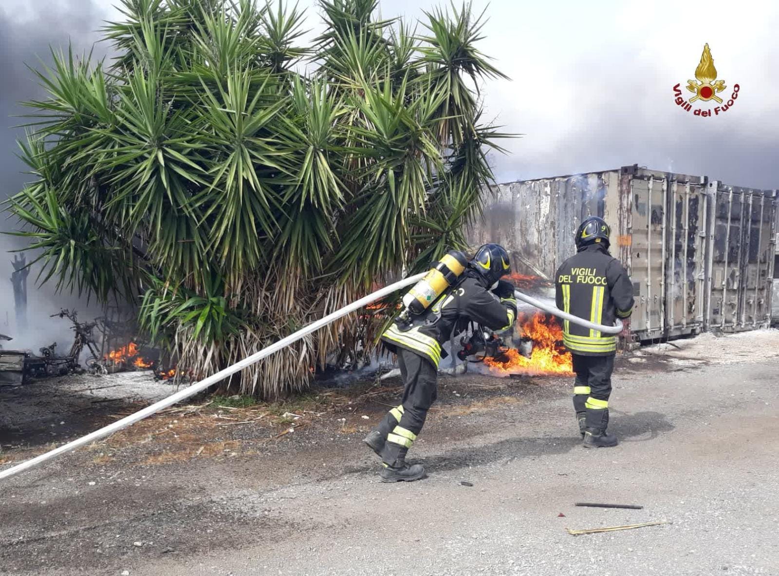 Roma, maxi incendio sull'Aurelia: intervento dei Vigili del Fuoco