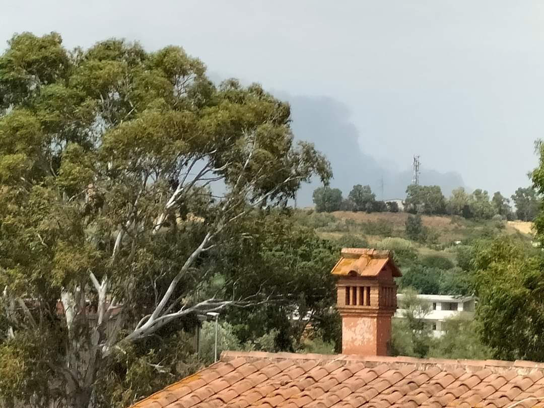 Incendio sull'Aurelia: visibile alta colonna di fumo nero