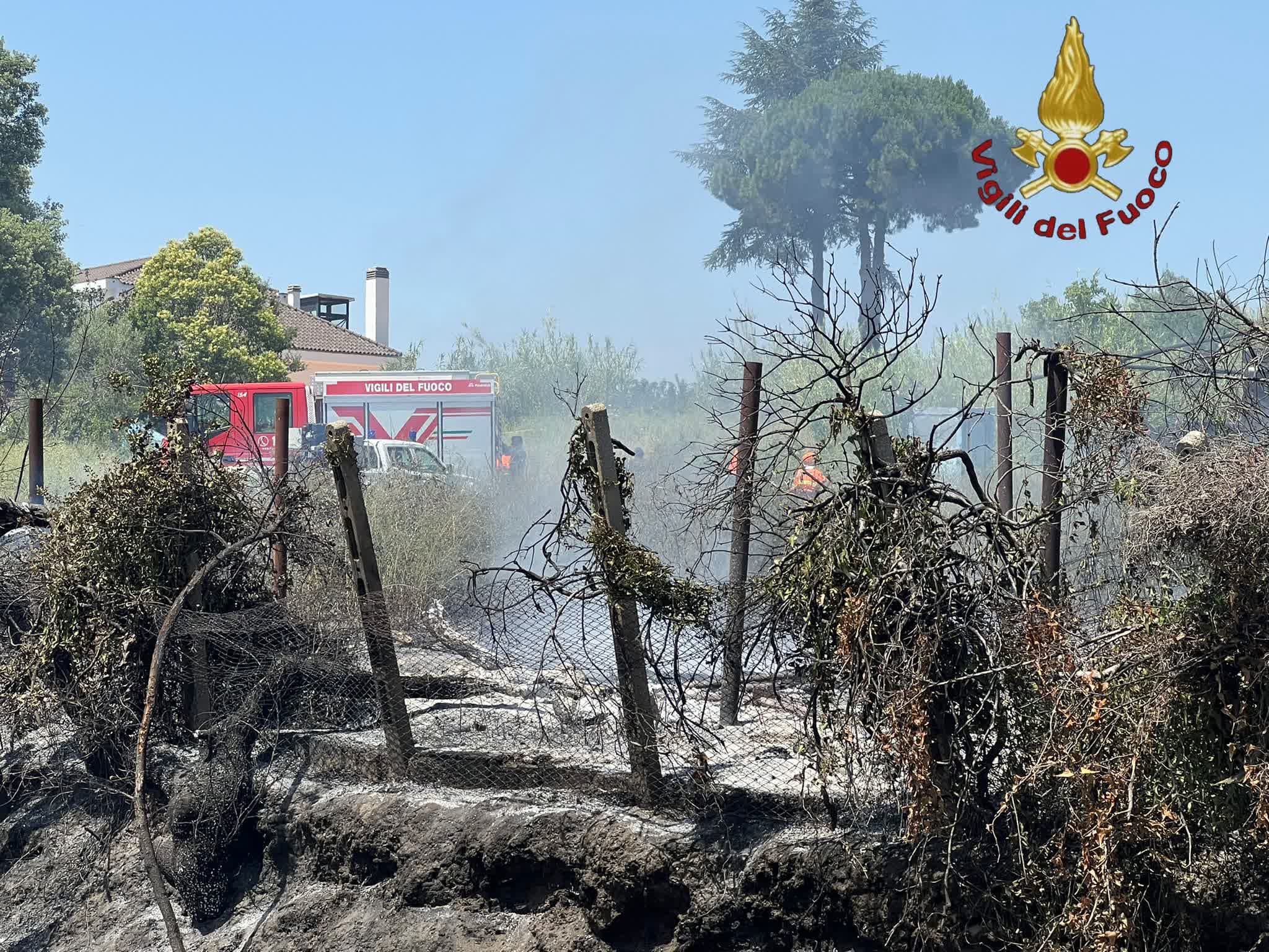 incendio Nettunense, le fiamme colpiscono deposito edile