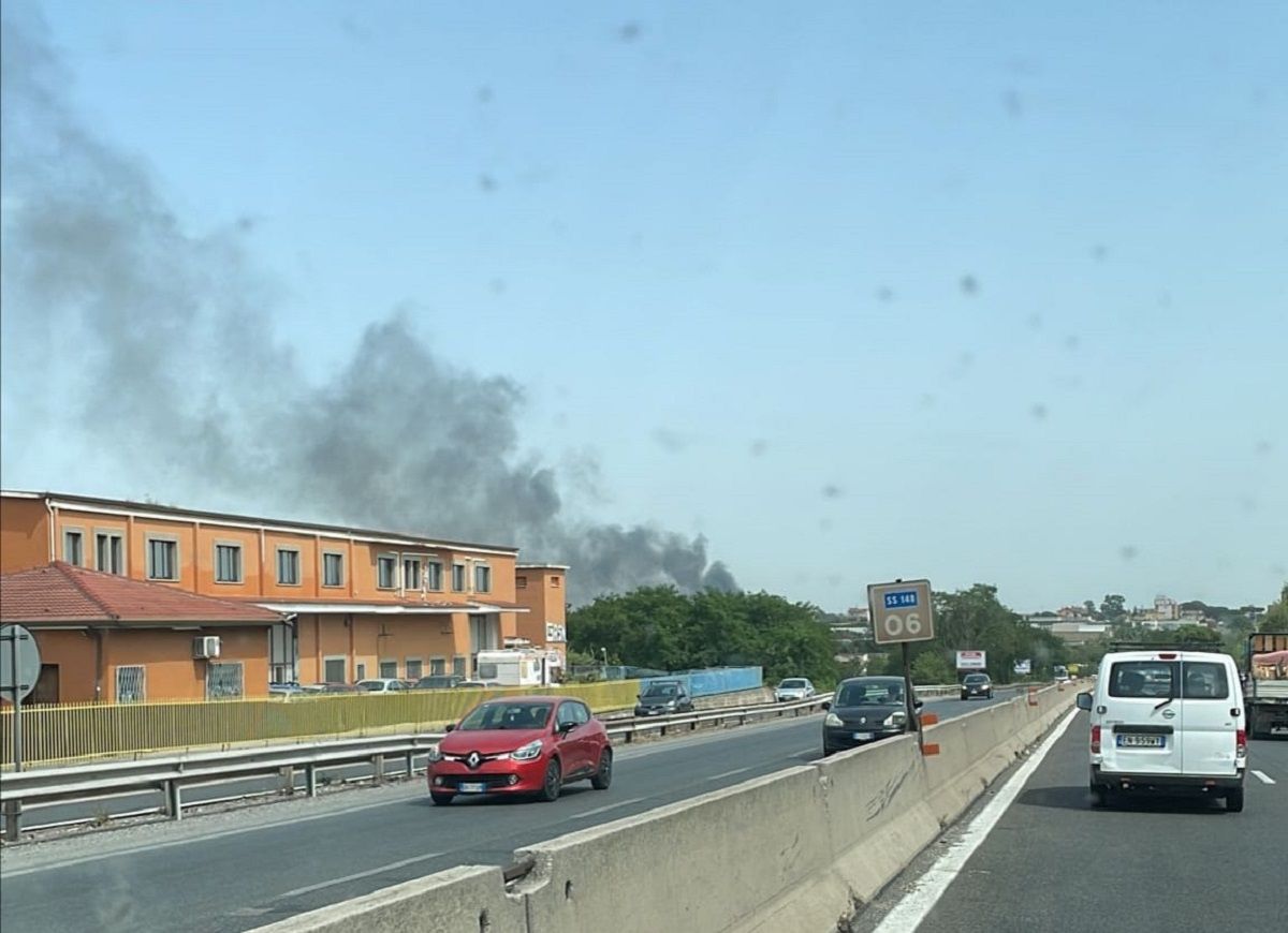 Ardea, incendio in via Pontina Vecchia: fumo visibile dalla Pontina