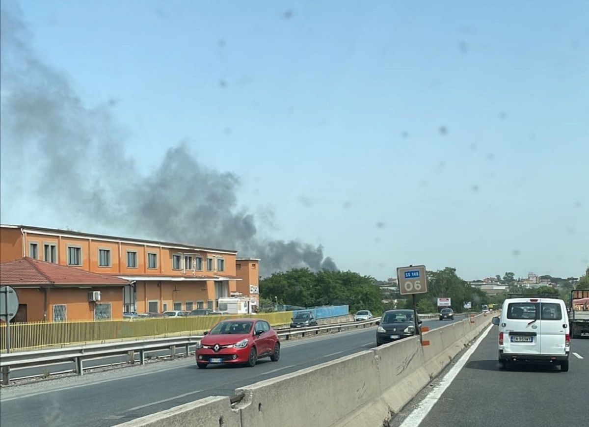 Ardea, incendio in via Pontina Vecchia: fumo visibile dalla Pontina