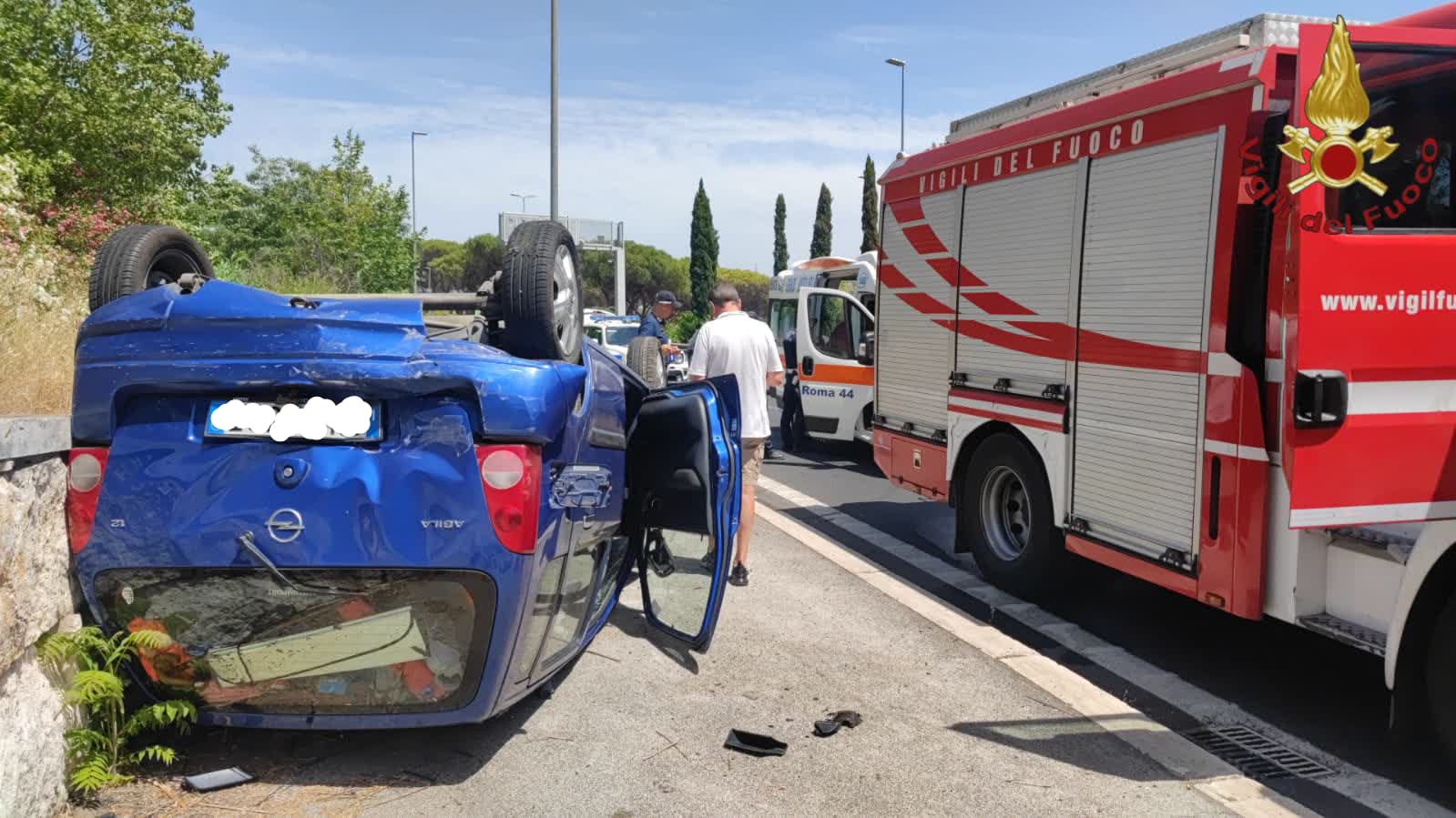 Roma, auto ribaltata nelle vicinanze della galleria Giovanni XXIII