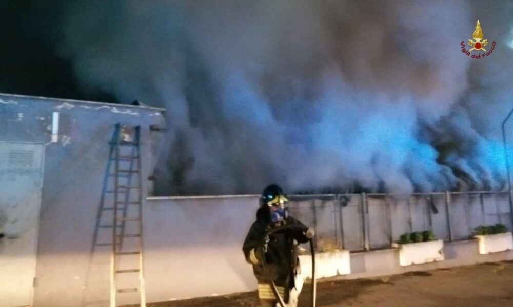 Incendio nel centro servizi cine tv roma