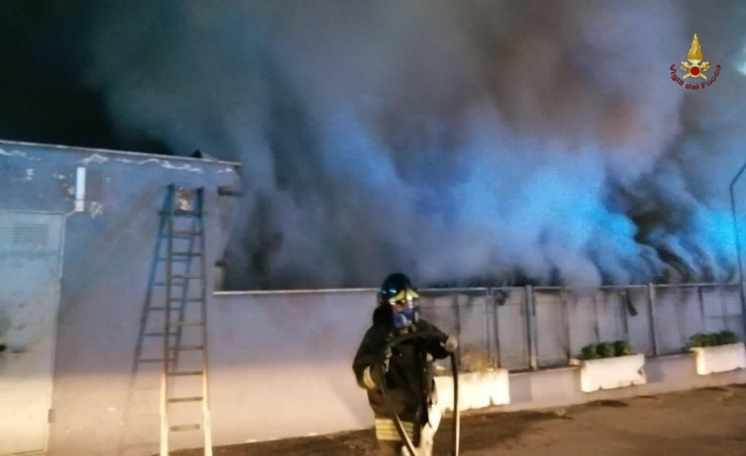 Incendio nel centro servizi cine tv roma