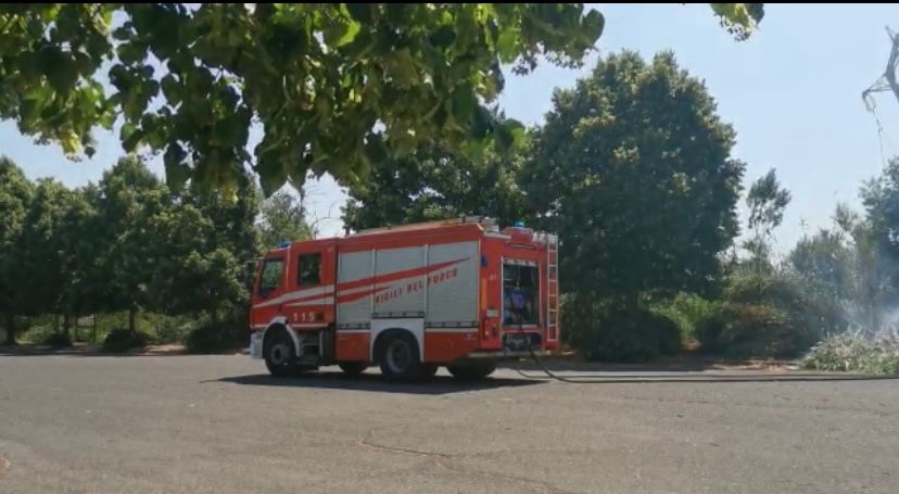 Incendio vicino Scuola Primaria Alberto Sordi