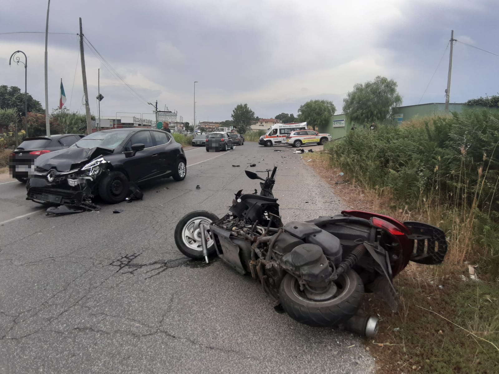 Incidente ardea auto scooter