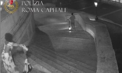 coppia di turisti lancia monopattino contro la scalinata di Trinità dei Monti