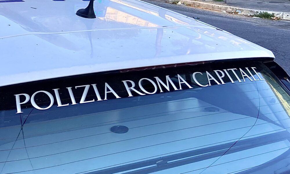Scontro tra un’auto e uno scooter a Roma, morto centauro 41enne a Case Rosse Scontro tra un’auto e uno scooter a Roma, morto centauro 41enne a Case Rosse