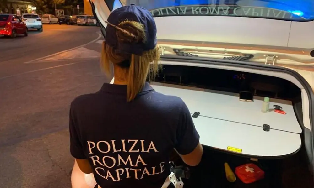 Polizia Locale di Roma capitale ferma automobilista che passa col rosso
