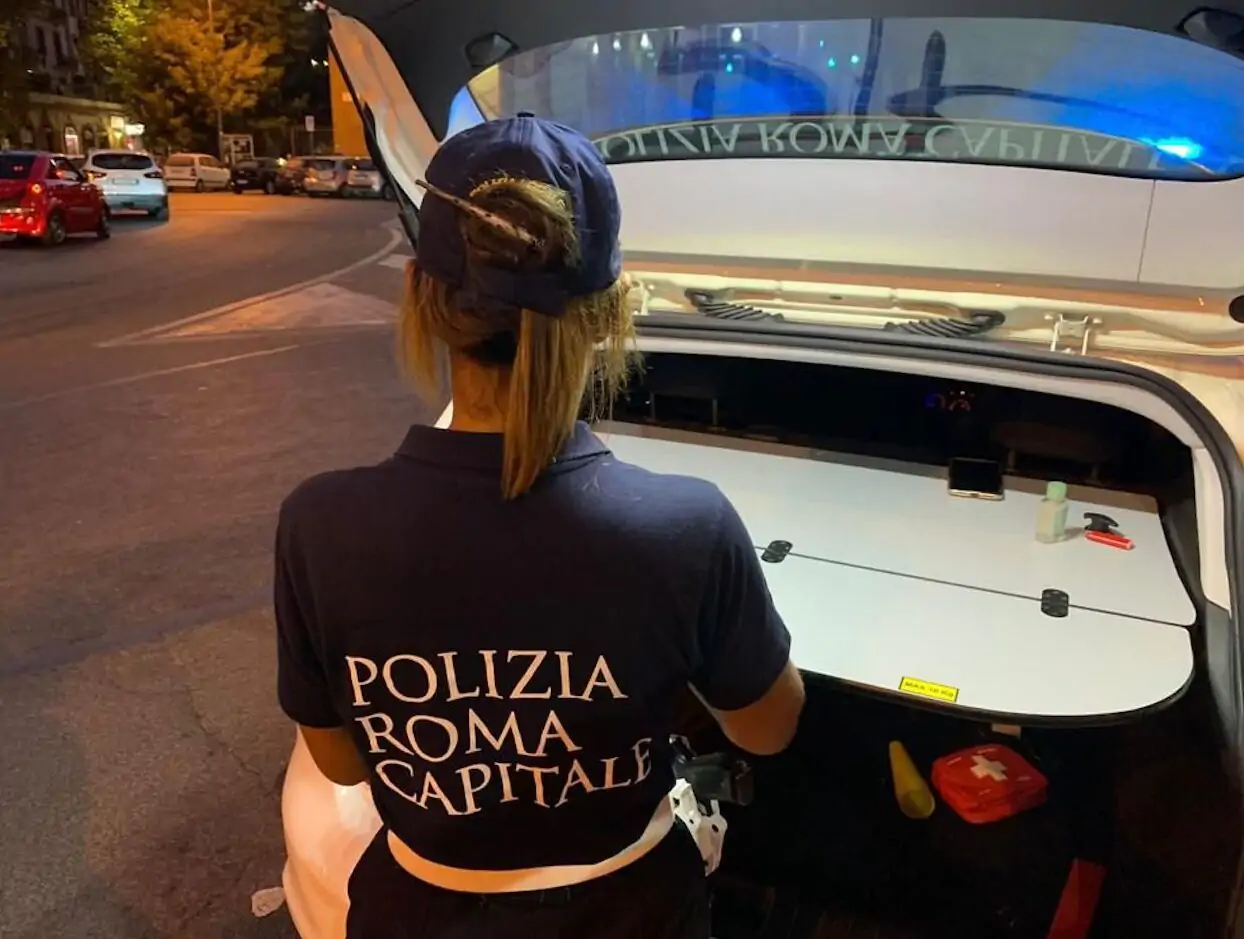 Polizia Locale di Roma capitale ferma automobilista che passa col rosso