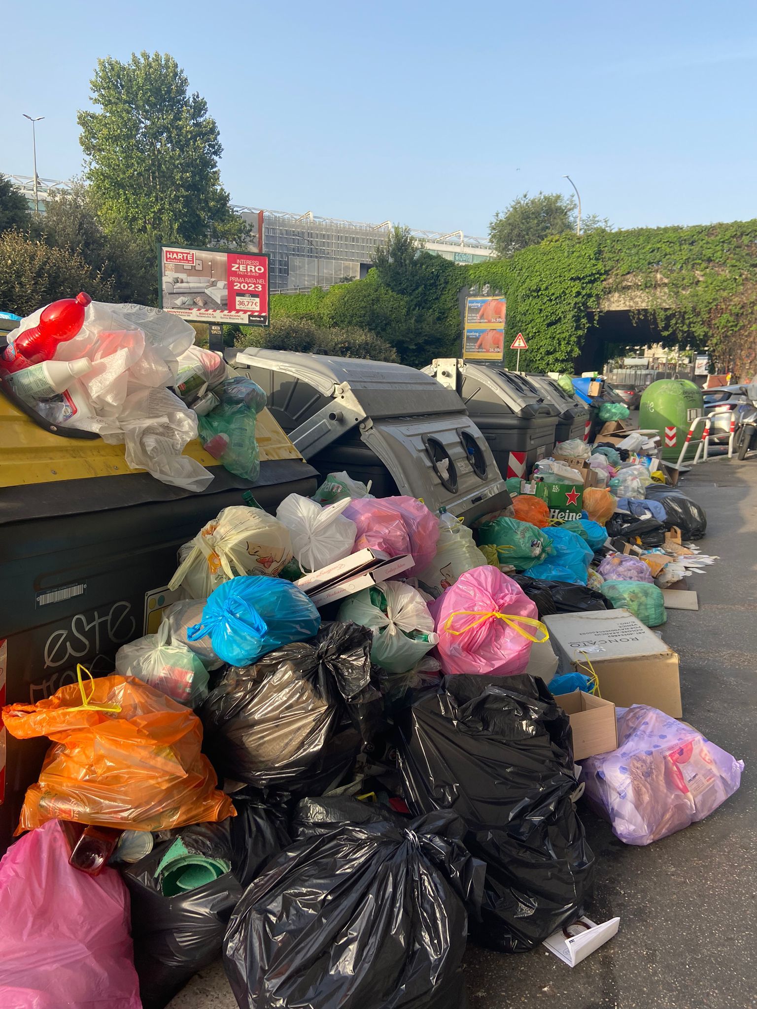 Cumuli di rifiuti a Valle Aurelia