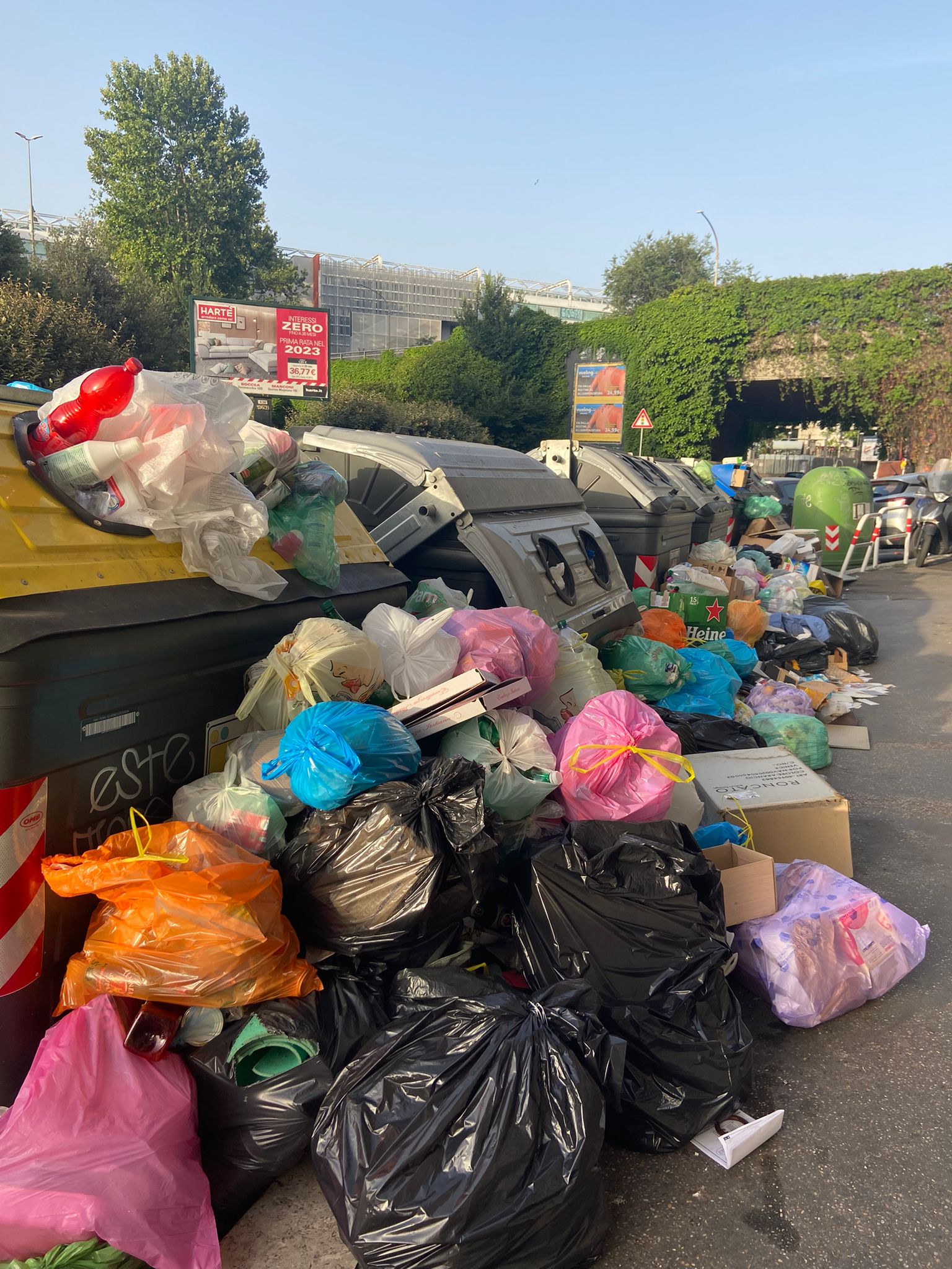 Roma, emergenza rifiuti: marciapiede inagile a Valle Aurelia