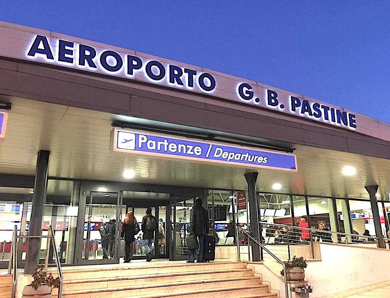 Roma, protesta degli attivisti contro i jet priivati a Ciampino