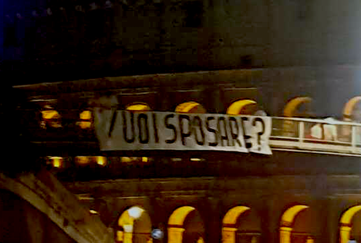 Striscione Mi vuoi sposare al Colosseo