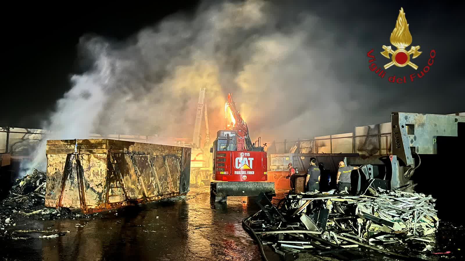 Fiamme bruciano ad Ardea per tutta la notte