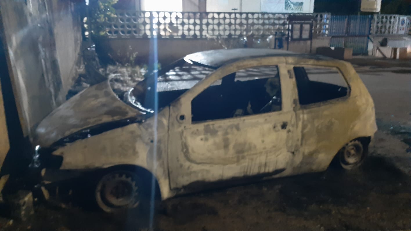 Auto incendiata ad Ardea