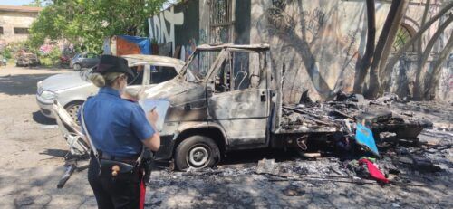 Camper incendiato a Roma