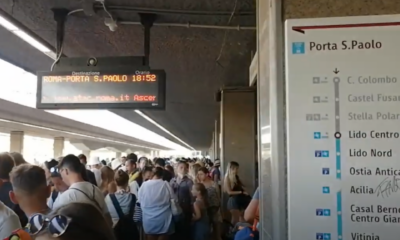 Folla di gente sui binari della Roma Lido