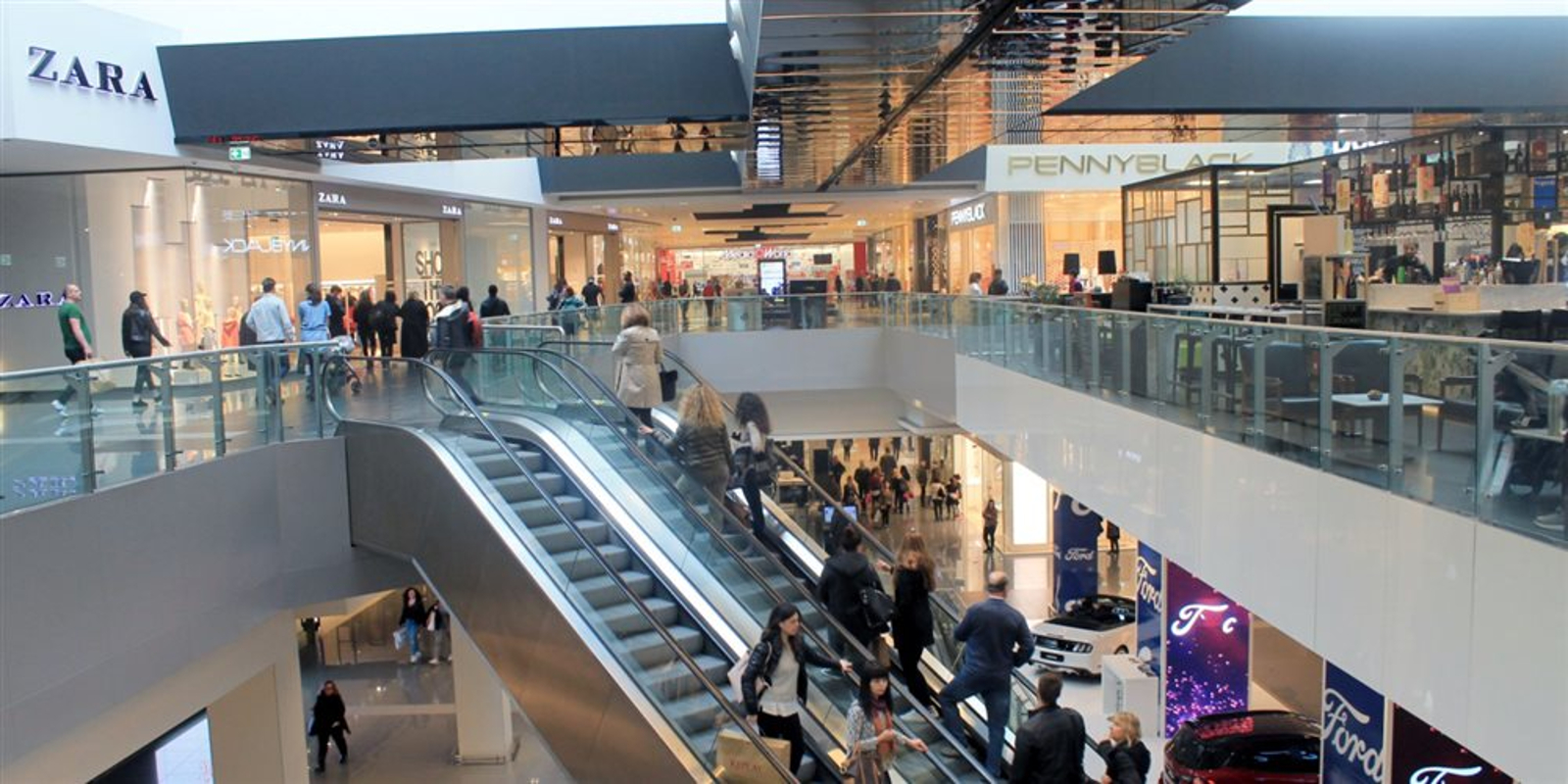 Galleria del centro commerciale porta di roma dove è avvenuta la rapina impropria