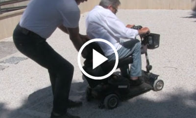 Persona con disabilità resta bloccata sulla ghiaia nei giardini petrucci a Pomezia