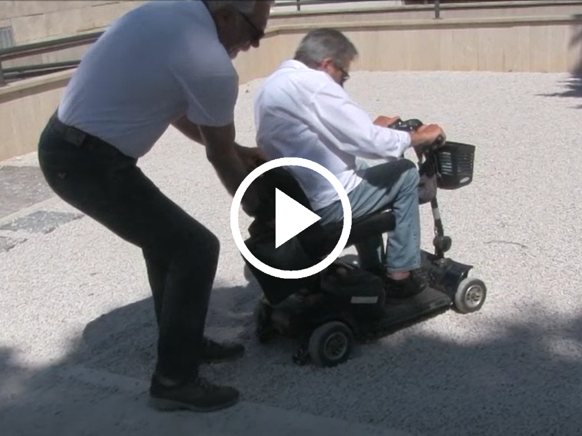 Persona con disabilità resta bloccata sulla ghiaia nei giardini petrucci a Pomezia