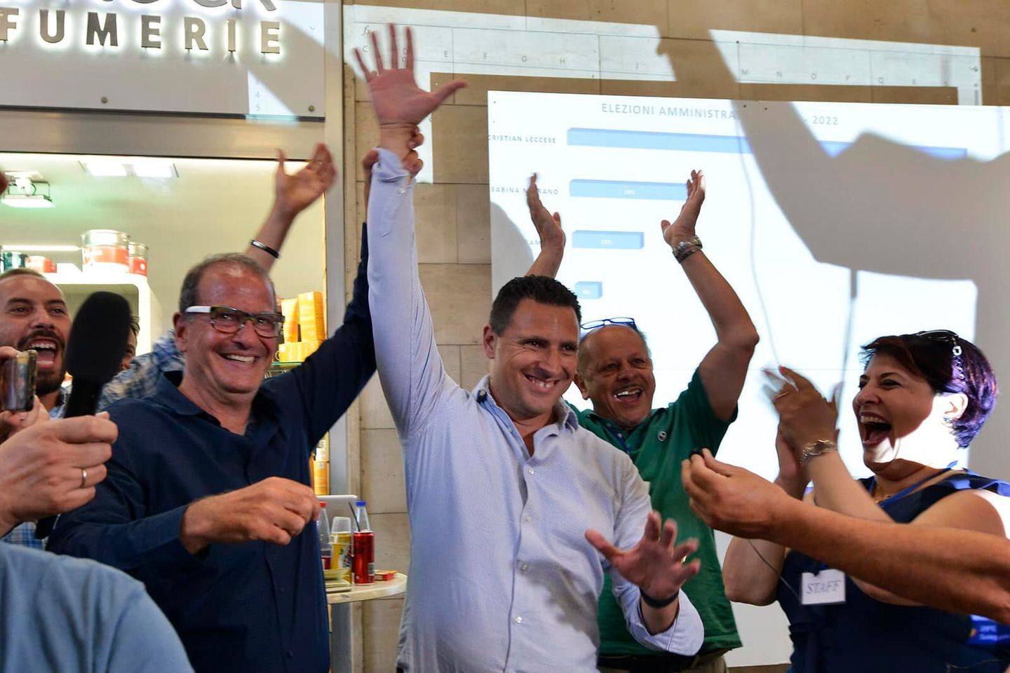 Cristian Leccese fa festa per la vittoria dopo i risultati alle elezioni di Gaeta