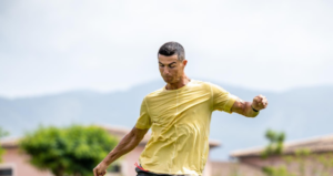 Cristiano Ronaldo che tira il pallone