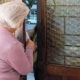 Anziana alla porta a Pomezia