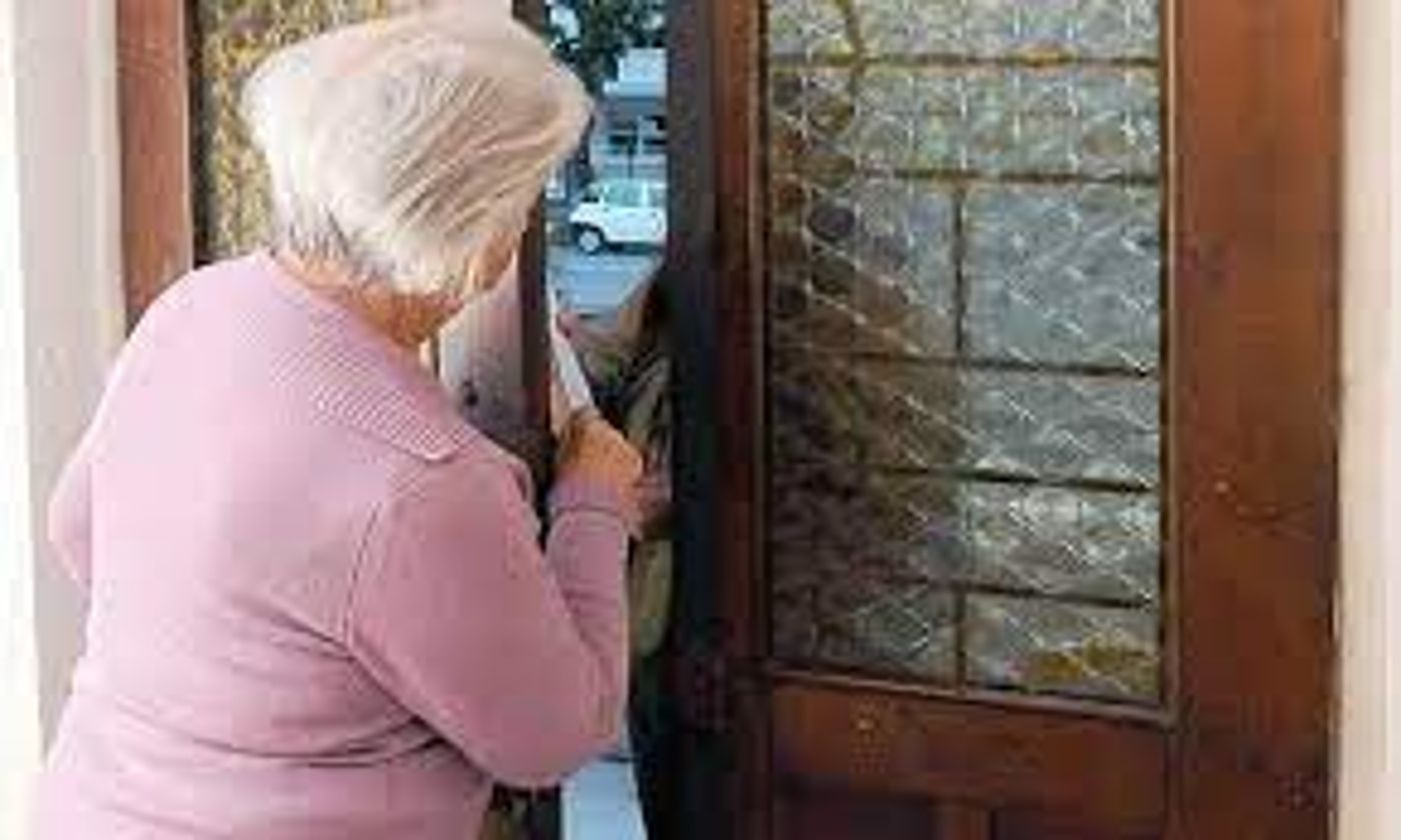 Anziana alla porta rischia una truffa evitabile con il Bonus videocitofono 2022