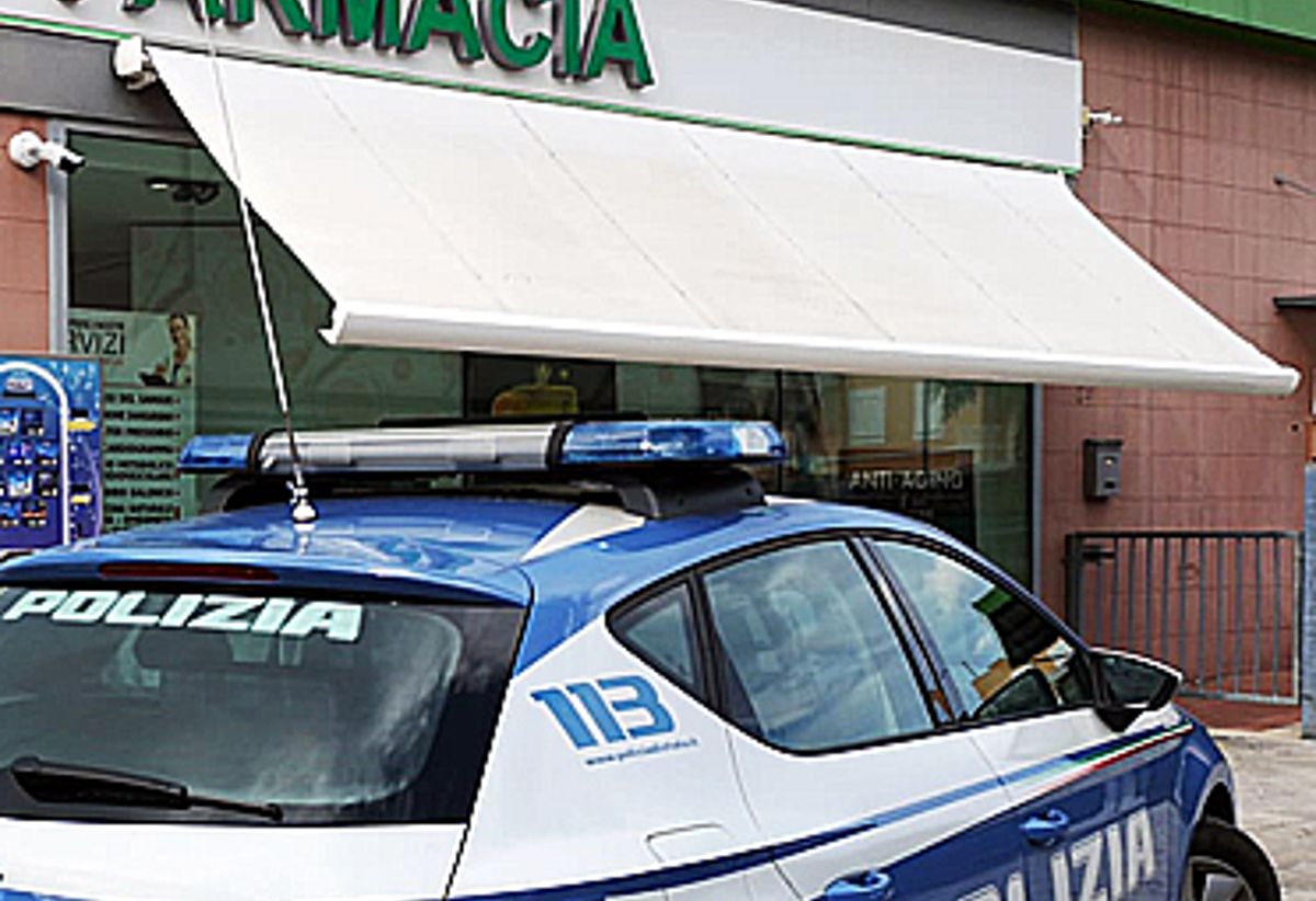 Polizia intervenuta nella farmacia alla Anagnina a Roma ieri