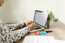 Partita Iva: obbligo di fatturazione anche per i forfettari