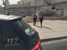 I Carabinieri che sanzionano il georgiano nella fontana dell'altare della Patria